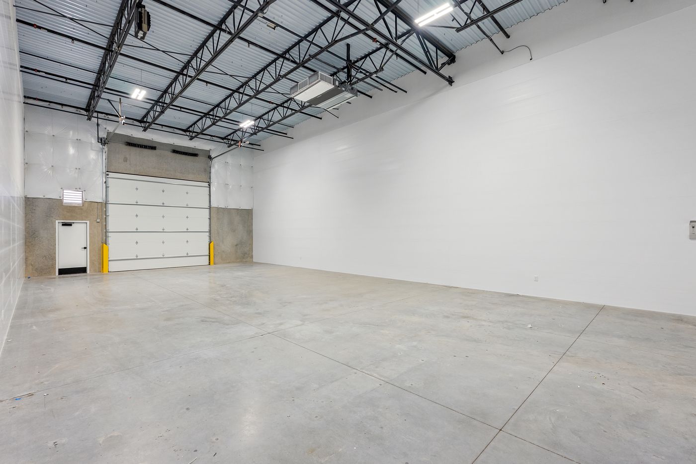 Warehouse bay with grade-level overhead door — Pflugerville